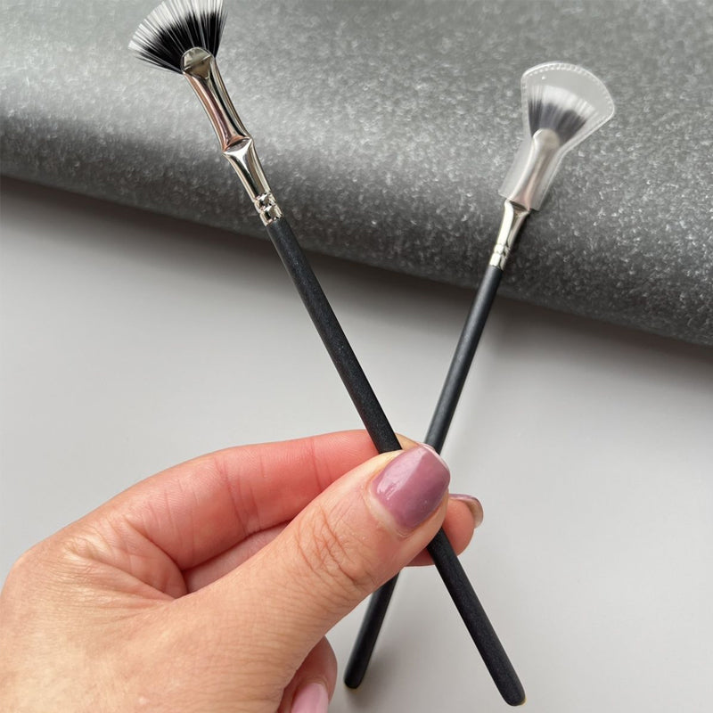 Angled Fan-shaped Eyelash Brush